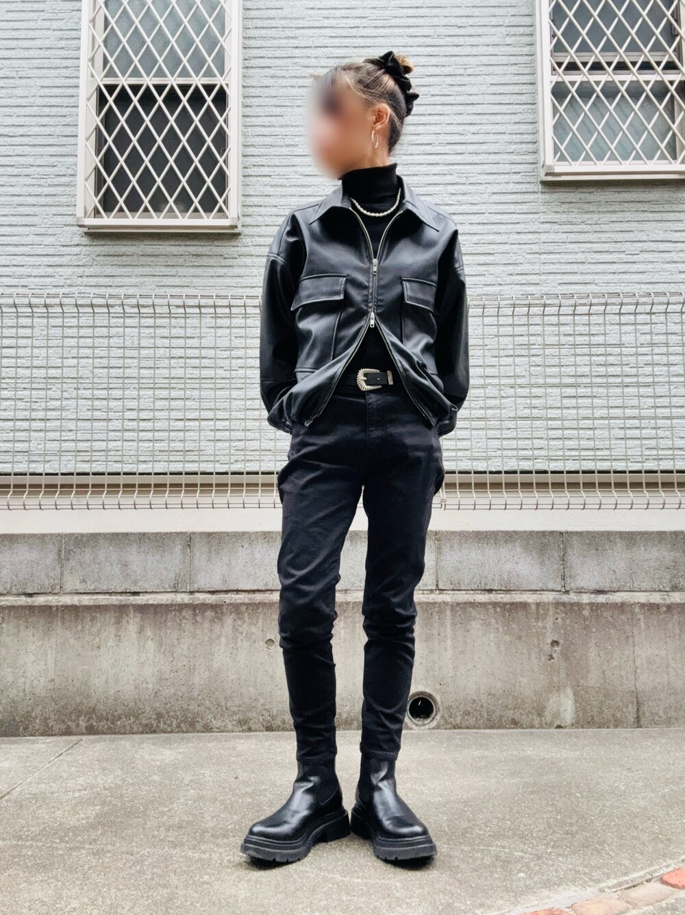 「MOUSSYのアイテム（デニムパンツ、ブラック系）」を使った、Natsukiさん（骨格ナチュラル・レディース・156cm）の冬コーディネートの1枚目の写真