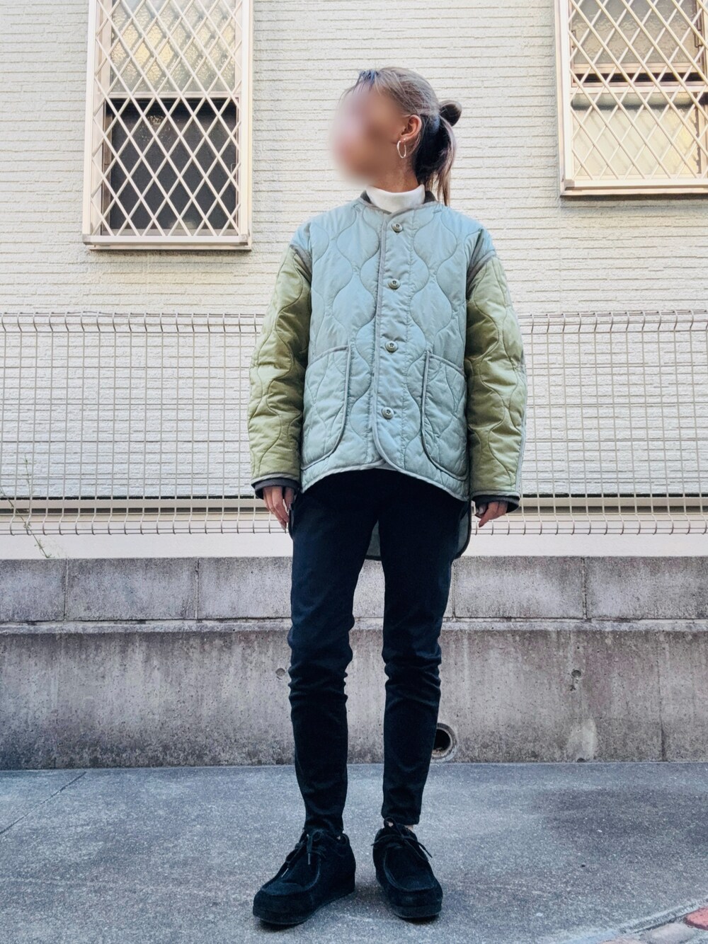 「MOUSSYのアイテム（デニムパンツ、ブラック系）」を使った、Natsukiさん（骨格ナチュラル・レディース・155cm）の冬コーディネートの1枚目の写真