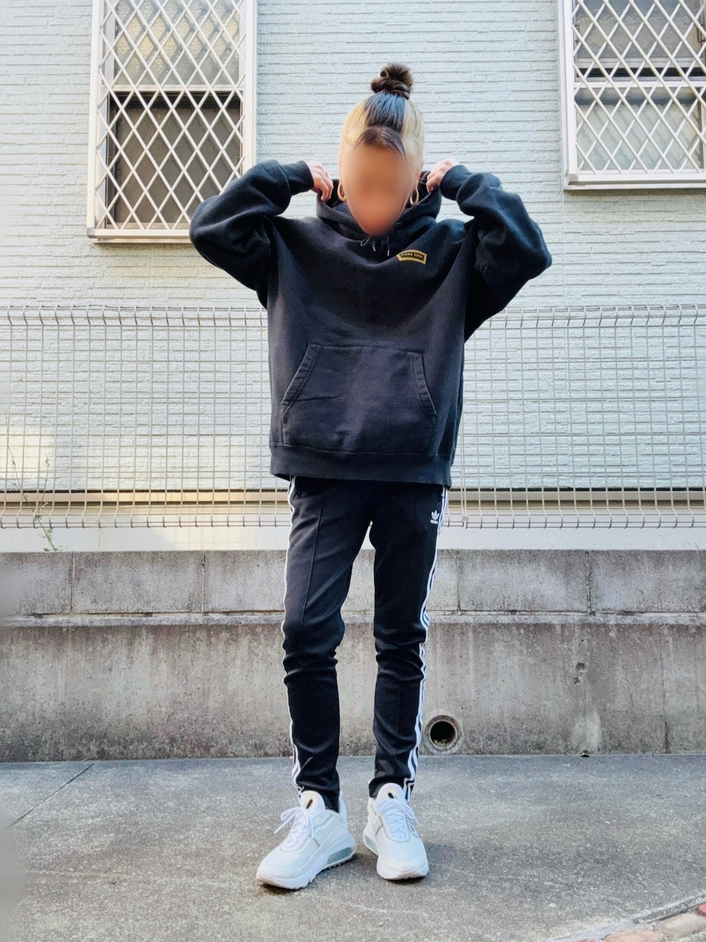 「adidasのアイテム（スウェットパンツ、ブラック系）」を使った、Natsukiさん（骨格ナチュラル・レディース・155cm）の秋コーディネートの1枚目の写真