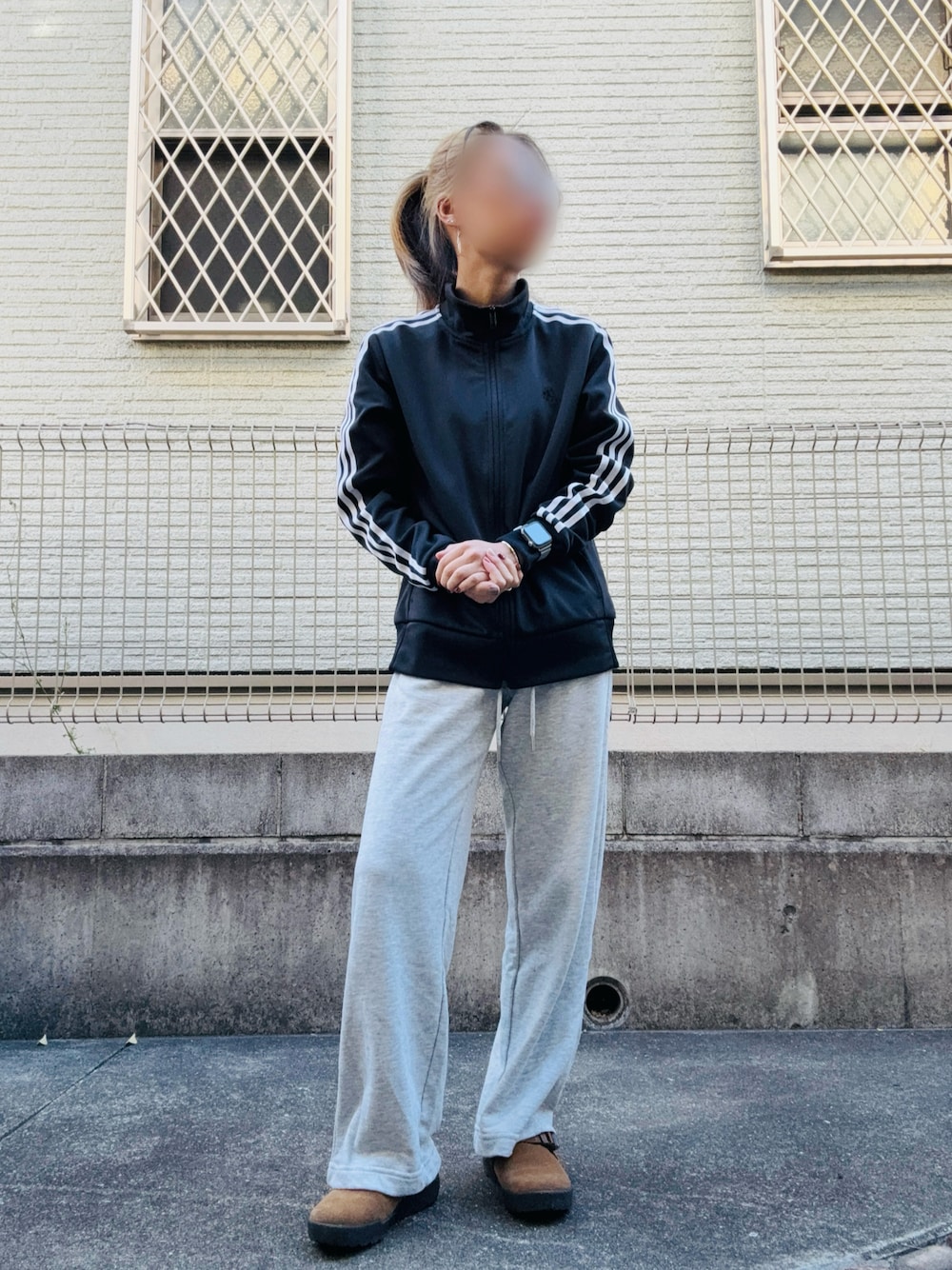 「H&Mのアイテム（スウェットパンツ、グレー系）」を使った、Natsukiさん（骨格ナチュラル・レディース・155cm）の秋コーディネートの1枚目の写真