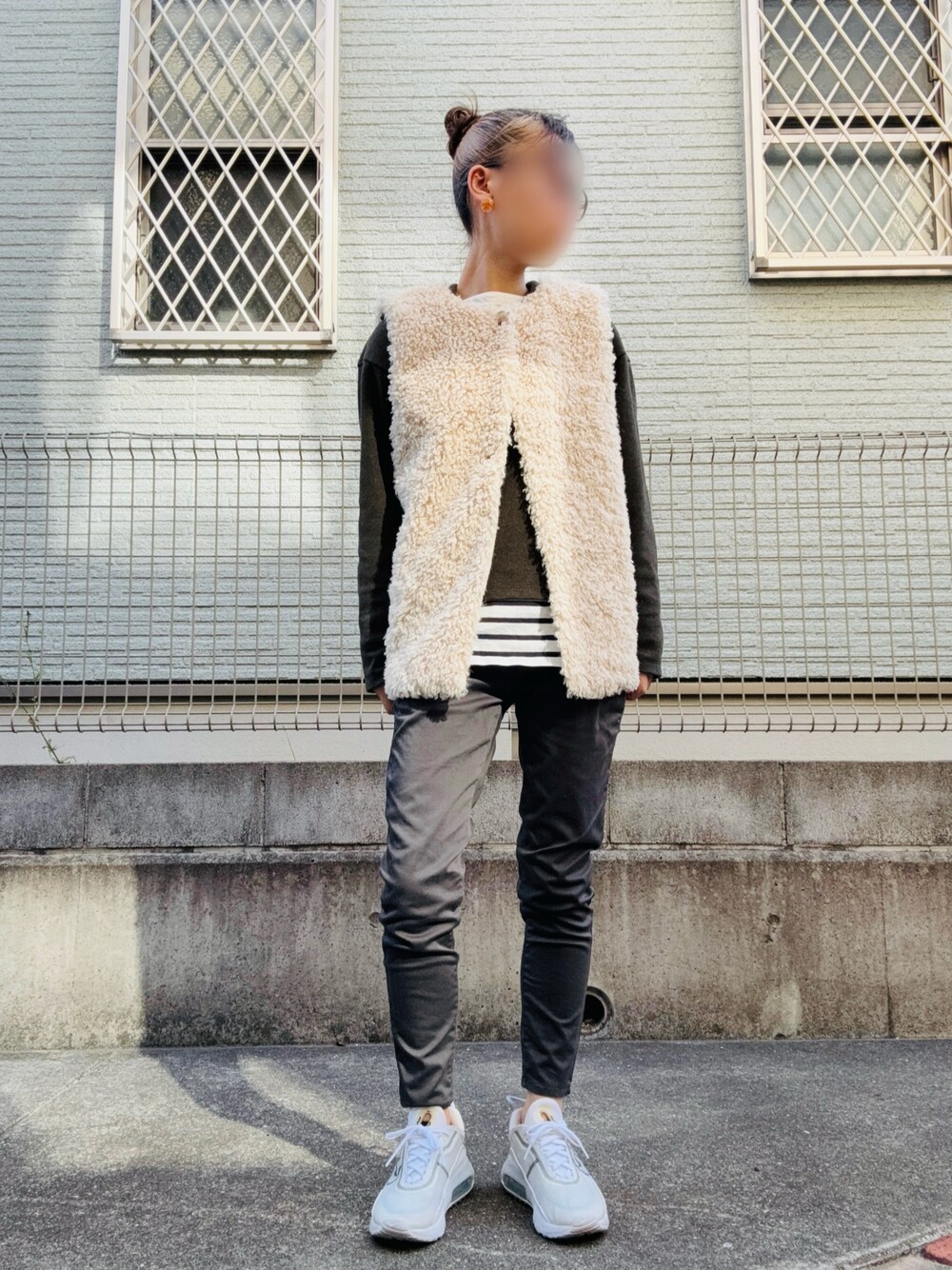 「Honeysのアイテム（デニムパンツ、グレー系）」を使った、Natsukiさん（骨格ナチュラル・レディース・155cm）の冬コーディネートの1枚目の写真