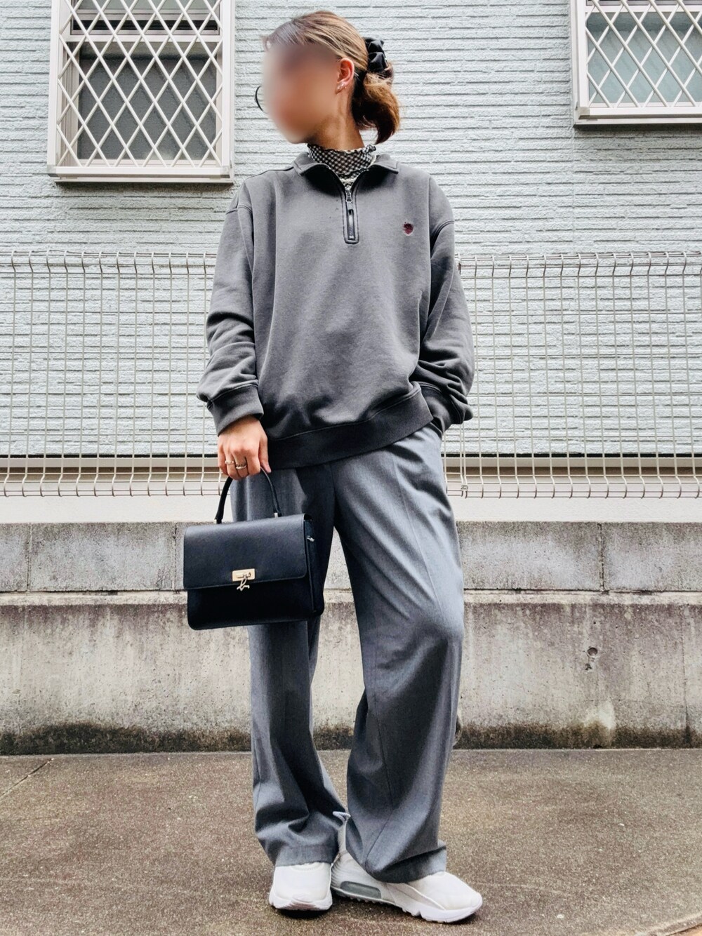 「UNIQLOのアイテム（スラックス、グレー系）」を使った、Natsukiさん（骨格ナチュラル・レディース・156cm）の春コーディネートの1枚目の写真