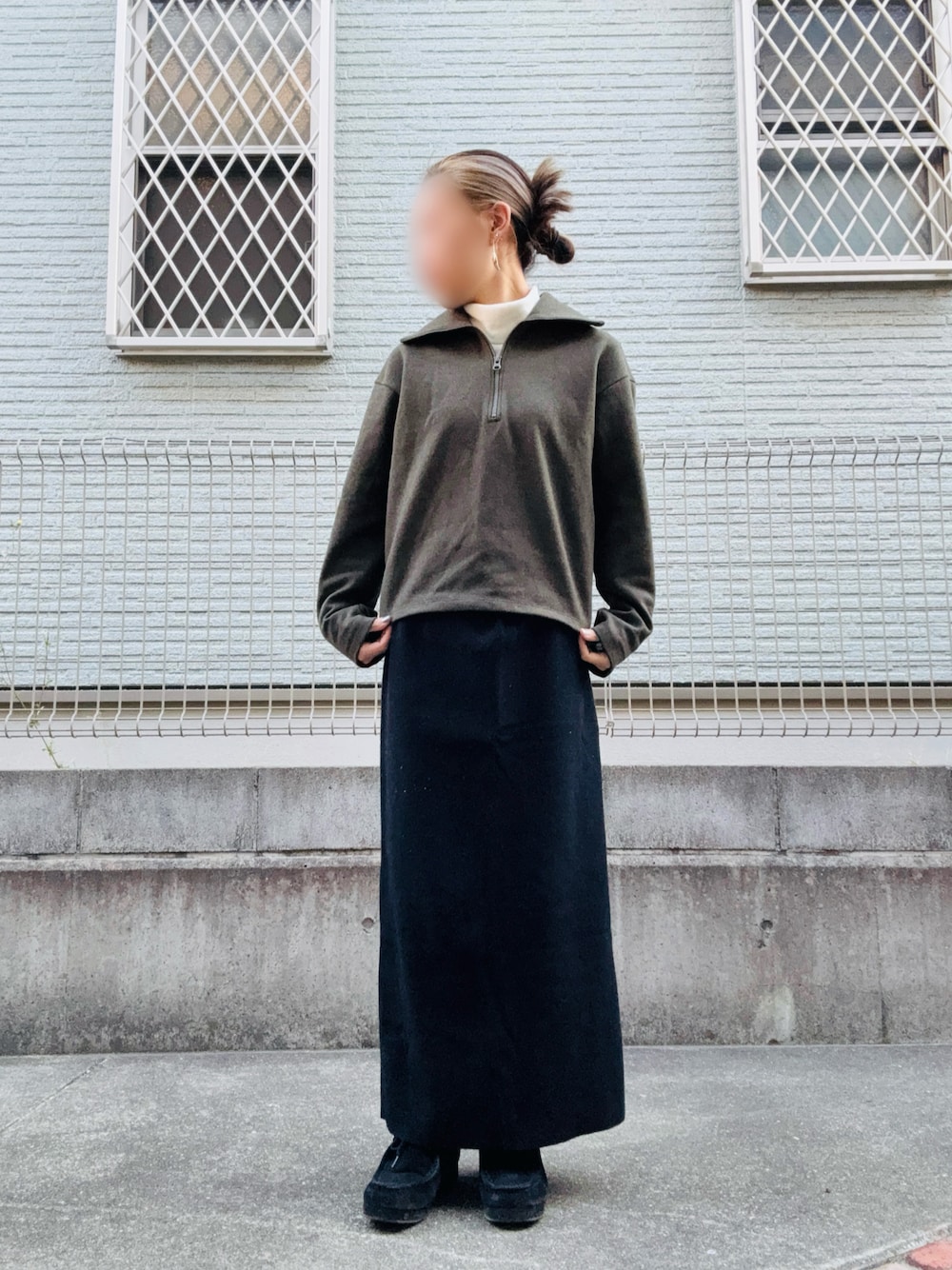 「LOWRYS FARMのアイテム（スカート、ブラック系）」を使った、Natsukiさん（骨格ナチュラル・レディース・155cm）の秋コーディネートの1枚目の写真