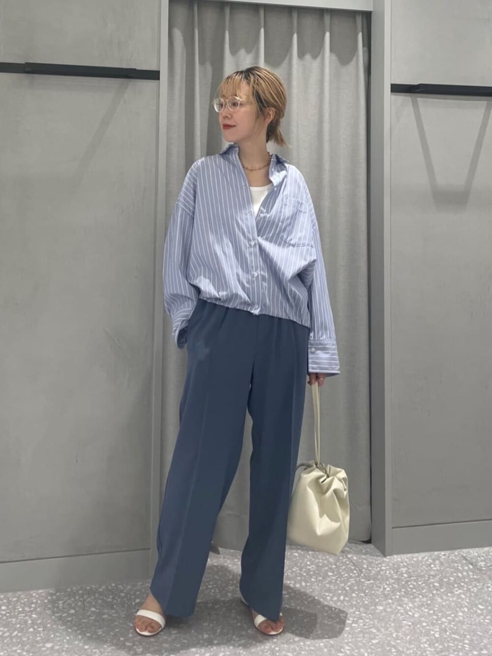 ブルー系のその他パンツ、ブルー系のシャツ/ブラウスを着用したレディースの秋コーディネートの1枚目の写真