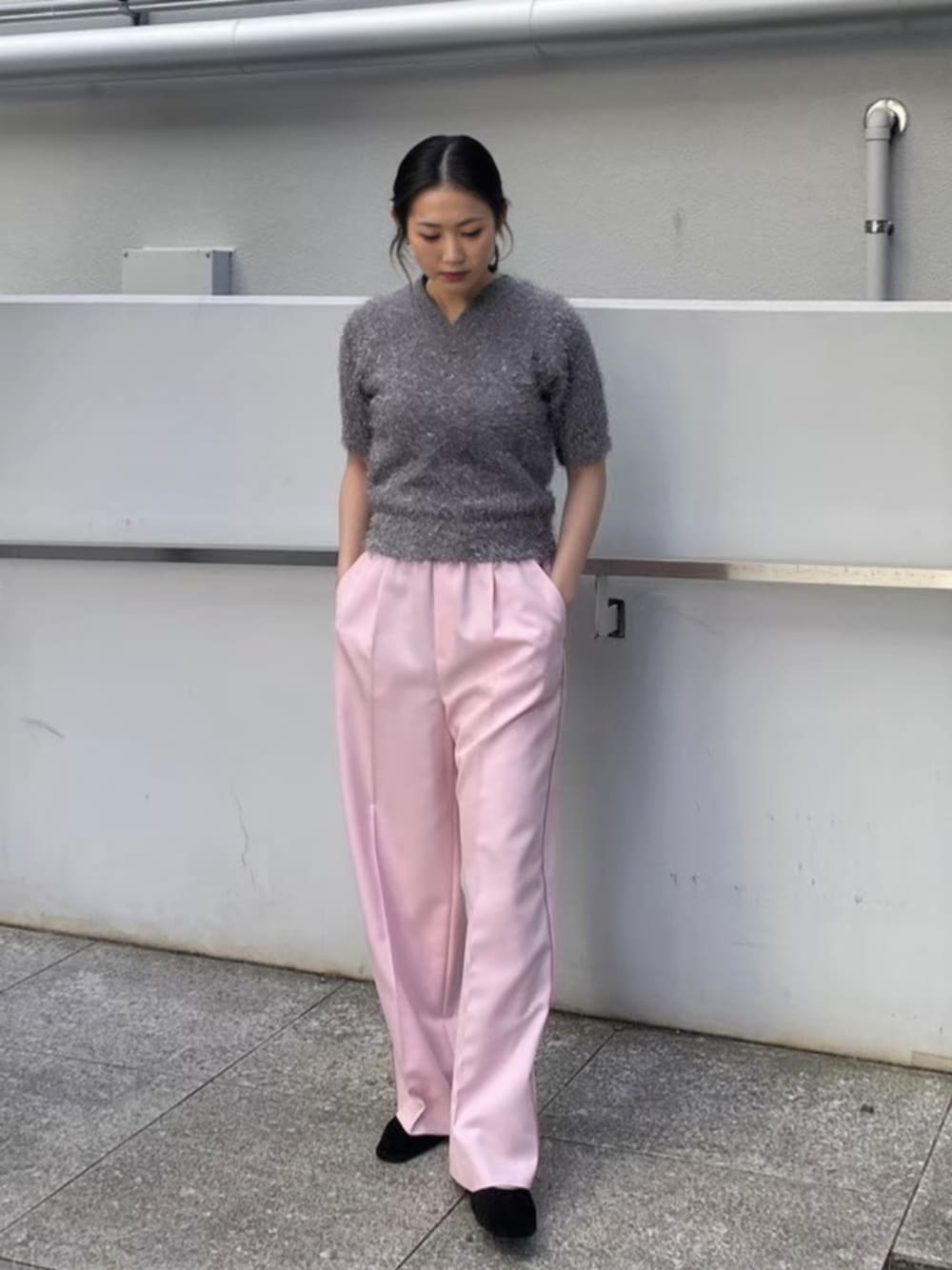ピンク系のその他パンツ、グレー系のニット/セーターを着用したレディースの冬コーディネートの1枚目の写真