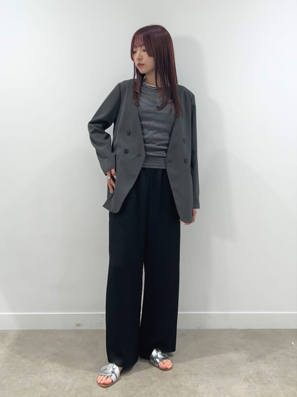 グレー系のその他トップス、ブラック系のその他パンツ、グレー系のノーカラージャケットを着用したレディースの春コーディネートの1枚目の写真