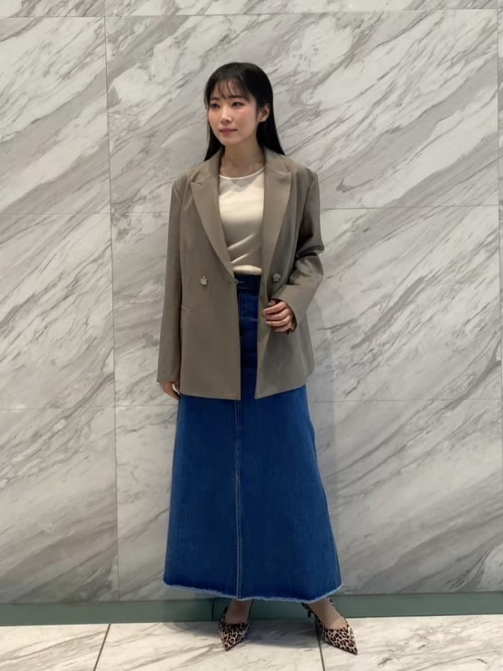 「春色、オトナカジュアル、シンプルスタイル、今日のコーデ、きれいめコーディネート、デニムコーデ、春、デニム、テーラードジャケット、お出かけコーデ、オトナ女子、オトナカワイイ」｜「cloencの【セットアップ／セレモニー】ポイントカラーテーラードジャケット（テーラードジャケット、ブラウン系）」を使った、cloencさん（骨格ウェーブ・レディース・160cm）の冬コーディネートの1枚目の写真