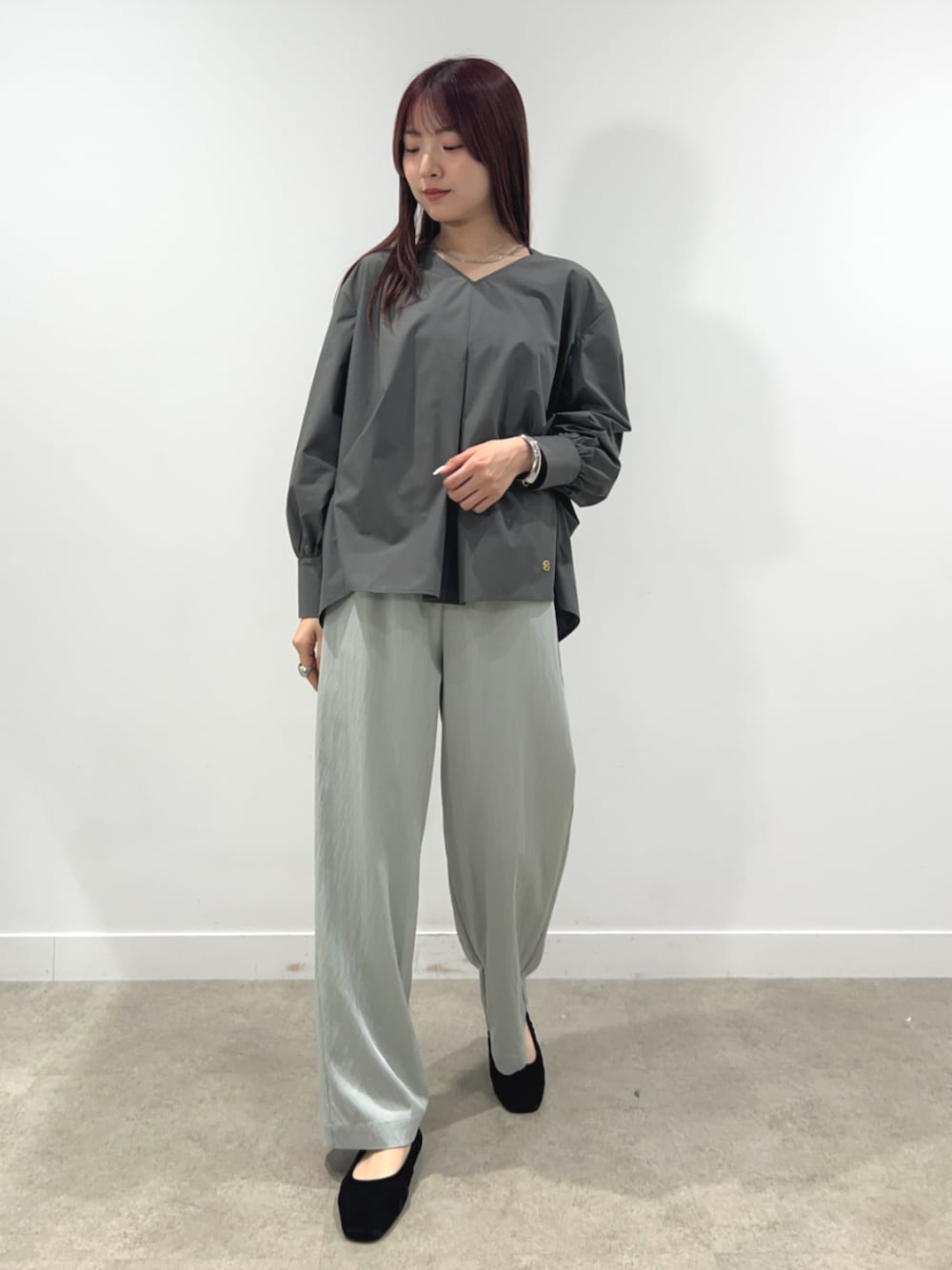 グレー系のシャツ/ブラウスを着用したレディースの春コーディネートの1枚目の写真