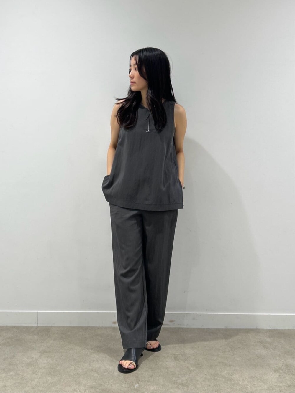 グレー系のその他パンツ、グレー系のシャツ/ブラウスを着用したレディースの春コーディネートの1枚目の写真
