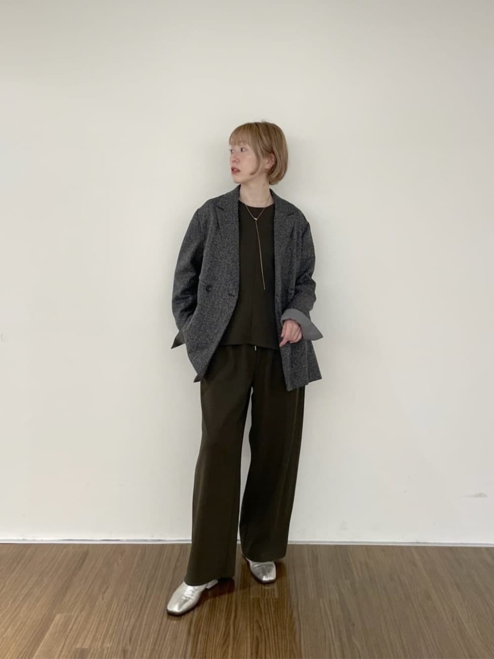ブラウン系のその他パンツ、ブラウン系のTシャツ/カットソー、ブラック系のテーラードジャケットを着用したレディースの秋コーディネートの1枚目の写真
