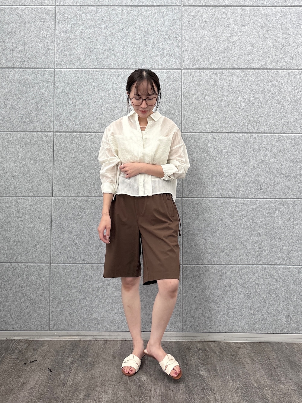ブラウン系のその他パンツを着用したレディースの夏コーディネートの1枚目の写真