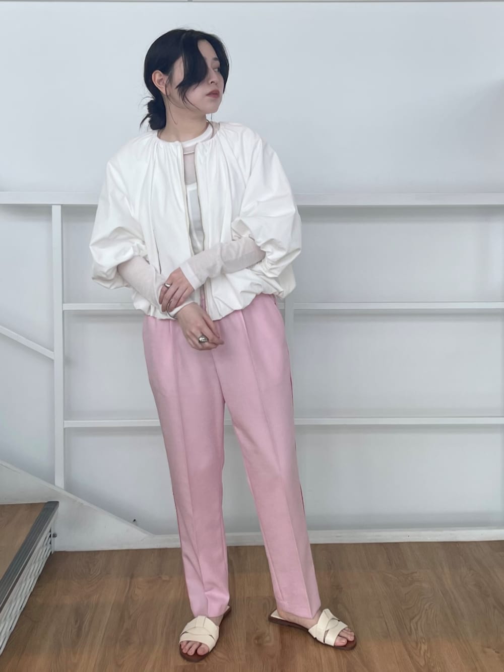 「大人カジュアル、お出かけコーデ、シアートップス、淡色コーデ、シンプルコーデ、レイヤードスタイル、キレイめコーデ、春服、大人かわいい、ootd、リラックススタイル、春カラー、オトナ女子、カラーコーデ、おでかけコーデ」｜「cloencの【手洗い可／気温差対応】バルーンフォルムショートブルゾン（ブルゾン、ホワイト系）」を使った、cloencさん（レディース・164cm）の春コーディネートの1枚目の写真