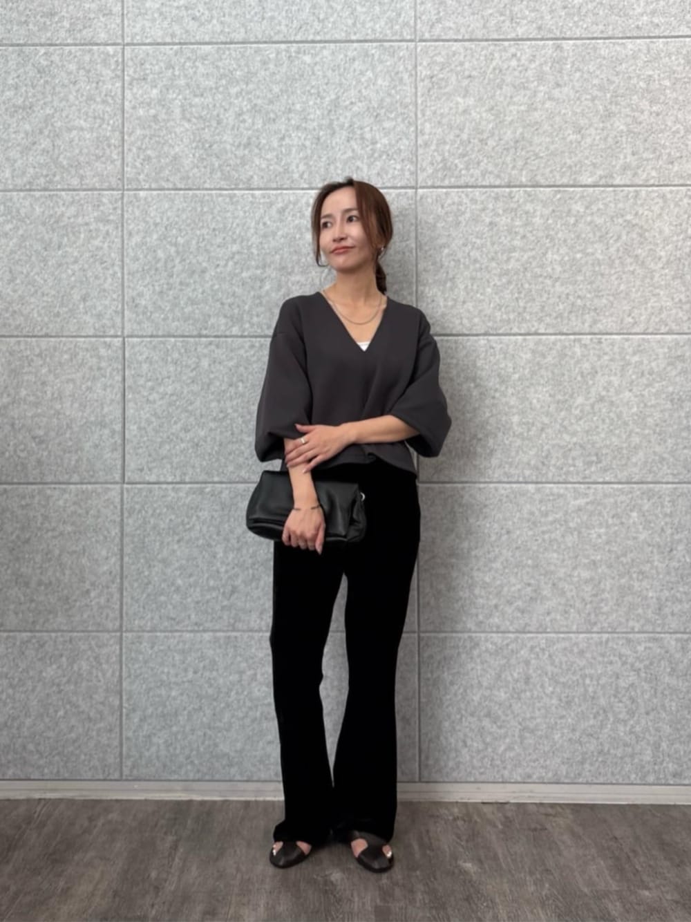 ブラック系のその他パンツ、グレー系のTシャツ/カットソーを着用したレディースの秋コーディネートの1枚目の写真