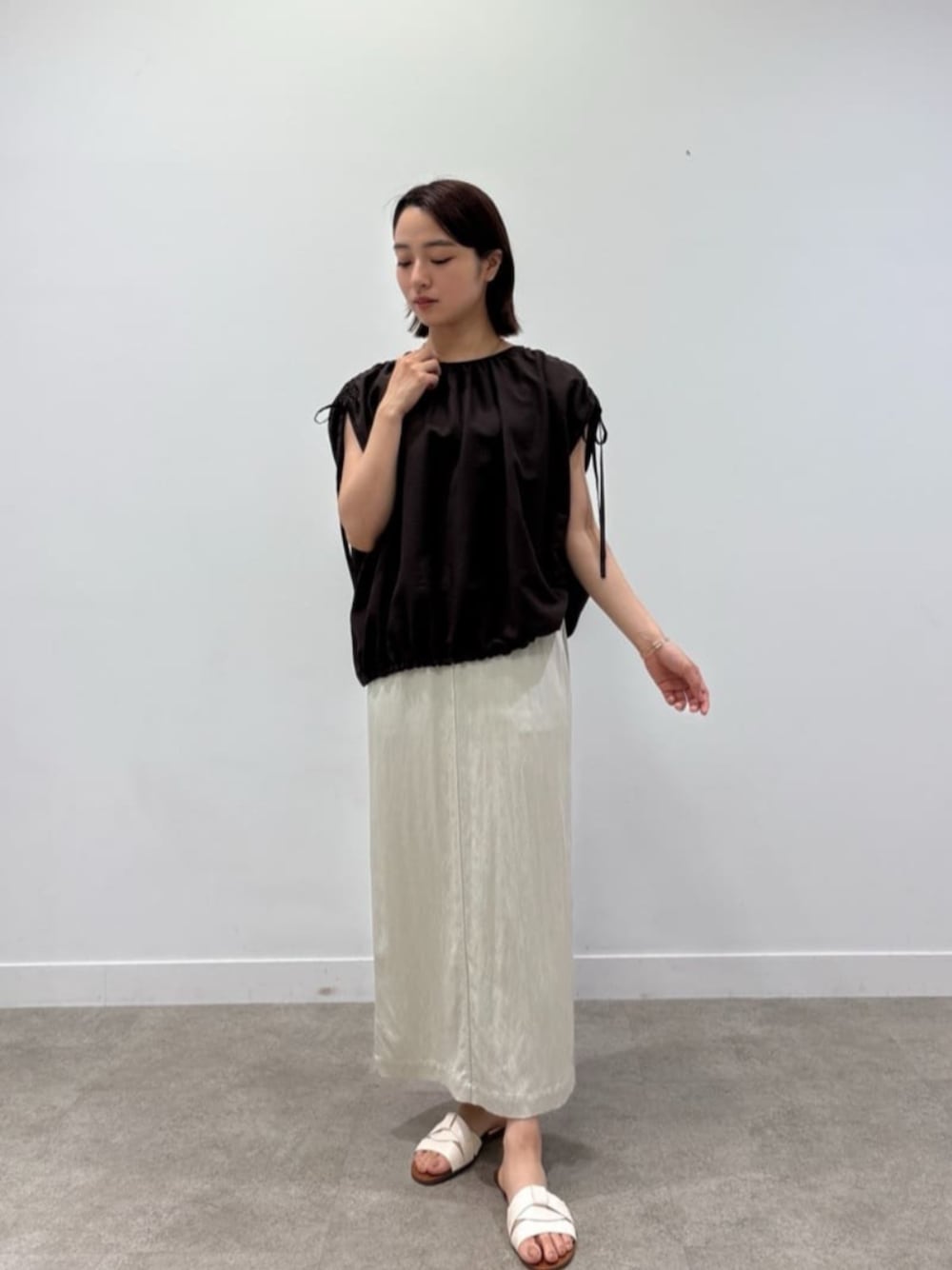 「ノースリーブ、休日スタイル、おでかけコーデ、楽チンコーデ、きれいめコーディネート、スカートスタイル、ブラウン、夏コーデ、シャツスタイル、お出かけコーデ、タイトスカート」｜「cloencの【セットアップ／通勤／マシンウォッシュ】レーヨンツイルIラインスカート（スカート、ベージュ系）」を使った、cloencさん（レディース・158cm）の夏コーディネートの1枚目の写真