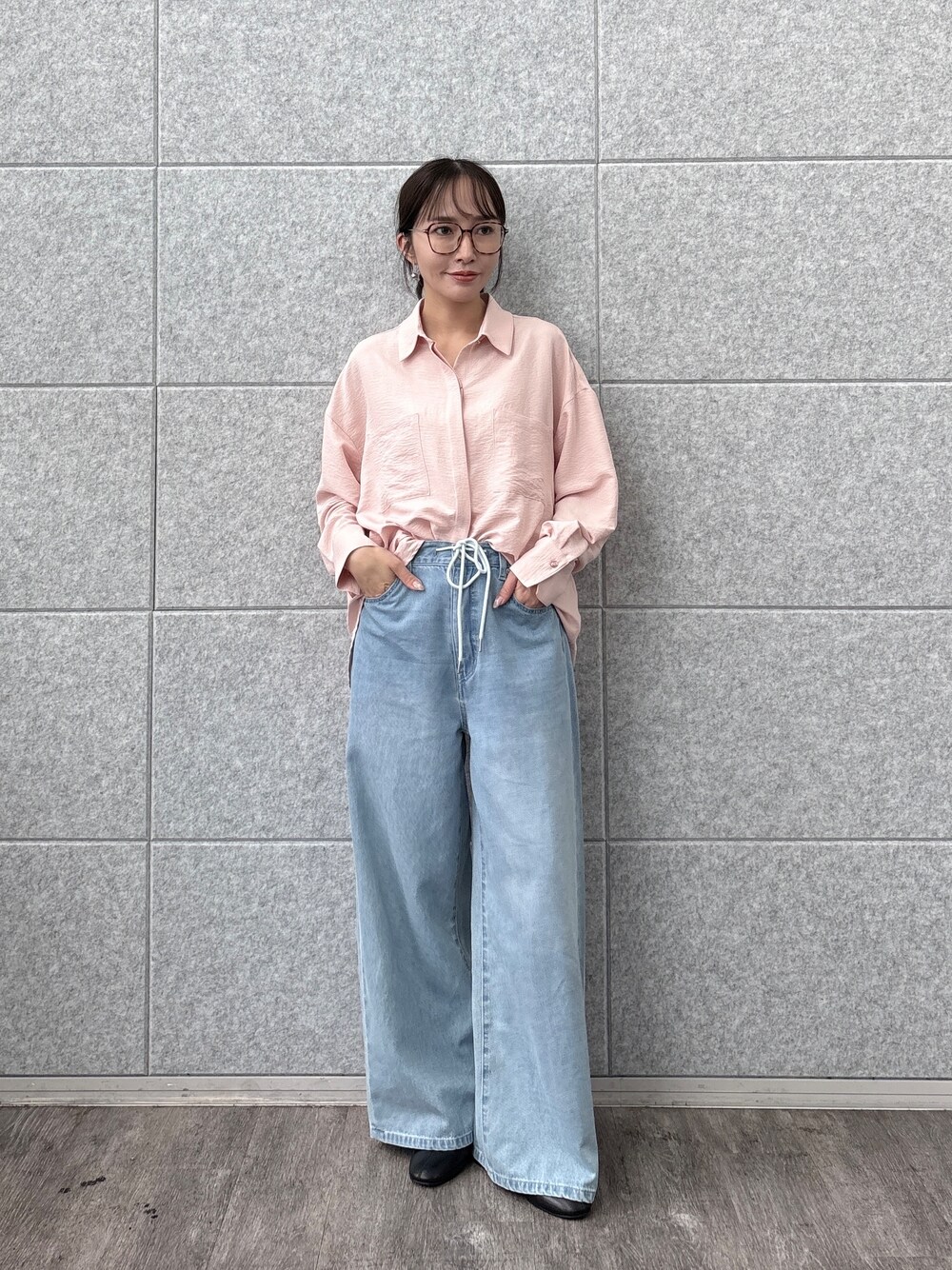 ブルー系のデニムパンツを着用したレディースの夏コーディネートの1枚目の写真
