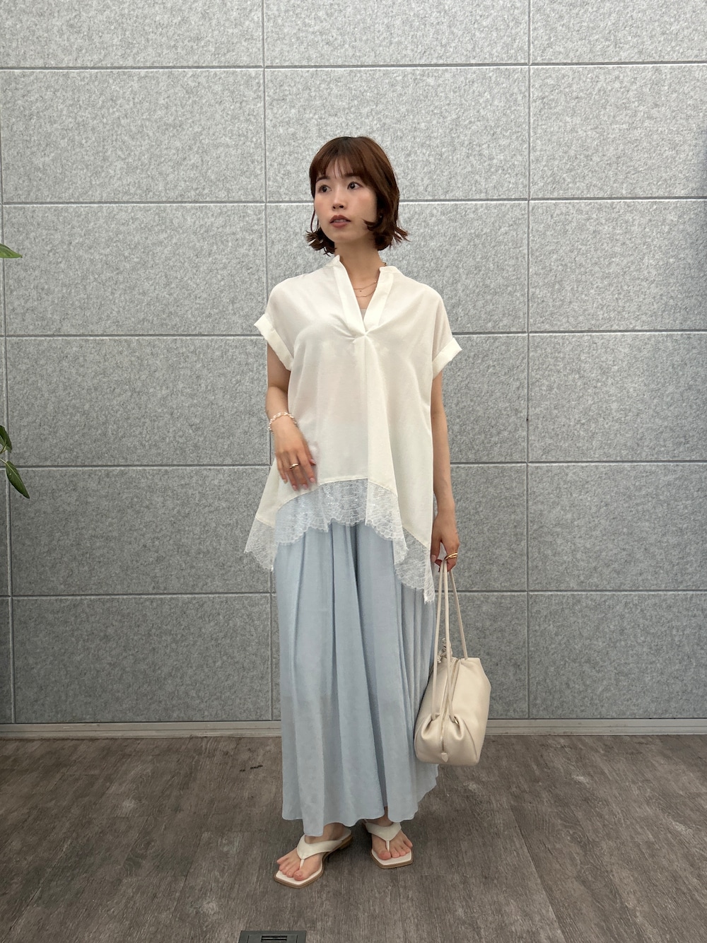 ホワイト系のシャツ/ブラウス、ブルー系のその他パンツを着用したレディースの夏コーディネートの1枚目の写真
