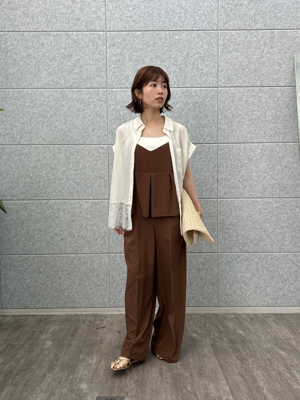 ホワイト系のシャツ/ブラウス、ブラウン系のサロペット/オーバーオールを着用したレディースの夏コーディネートの1枚目の写真