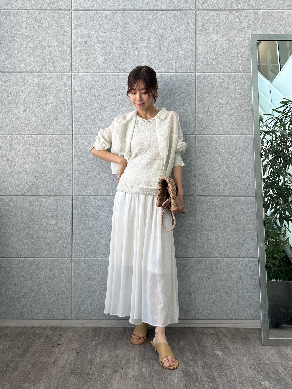 ホワイト系のシャツ/ブラウス、ホワイト系のその他パンツを着用したレディースの夏コーディネートの1枚目の写真