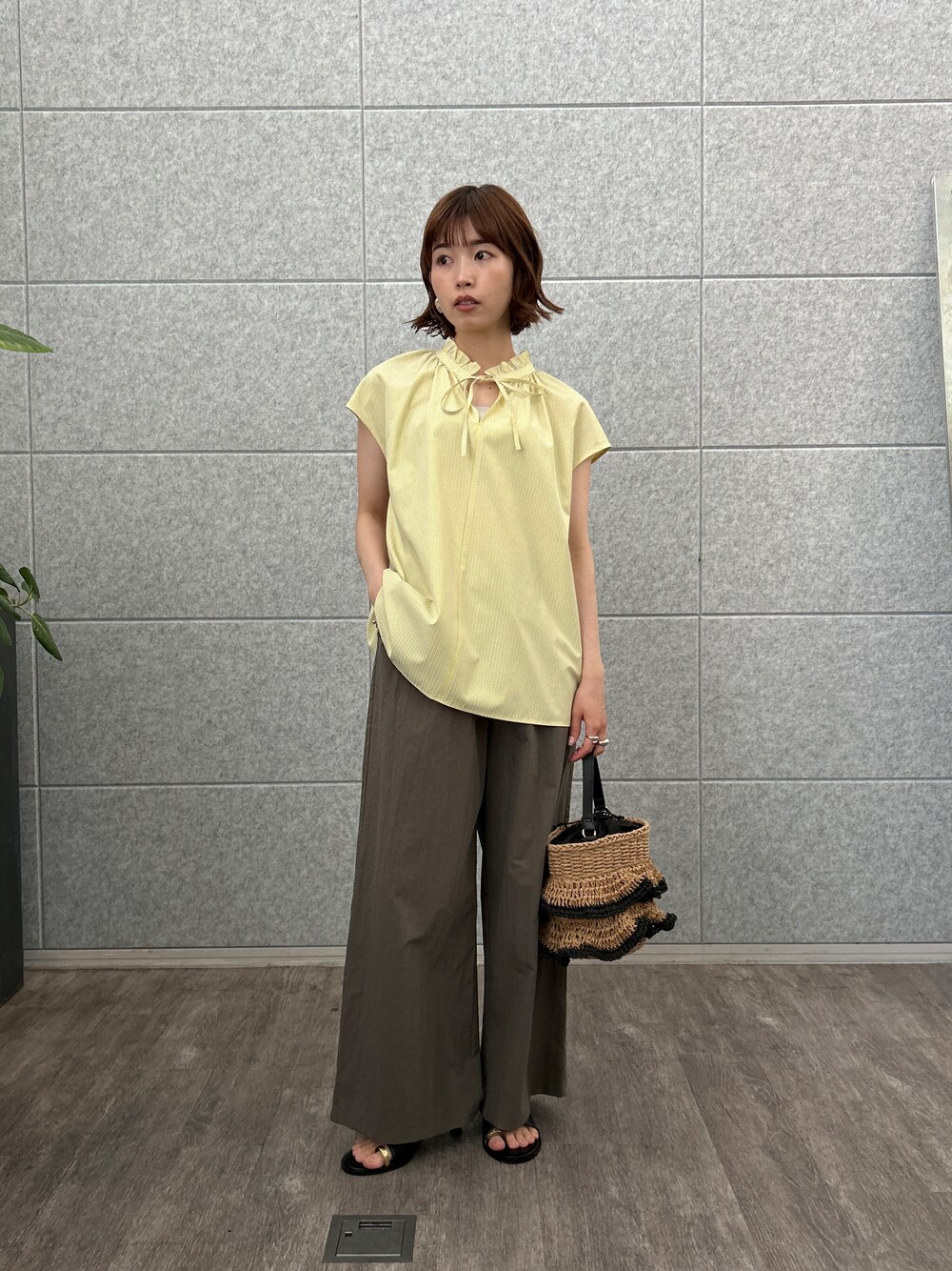 イエロー系のシャツ/ブラウス、グリーン系のその他パンツを着用したレディースの夏コーディネートの1枚目の写真