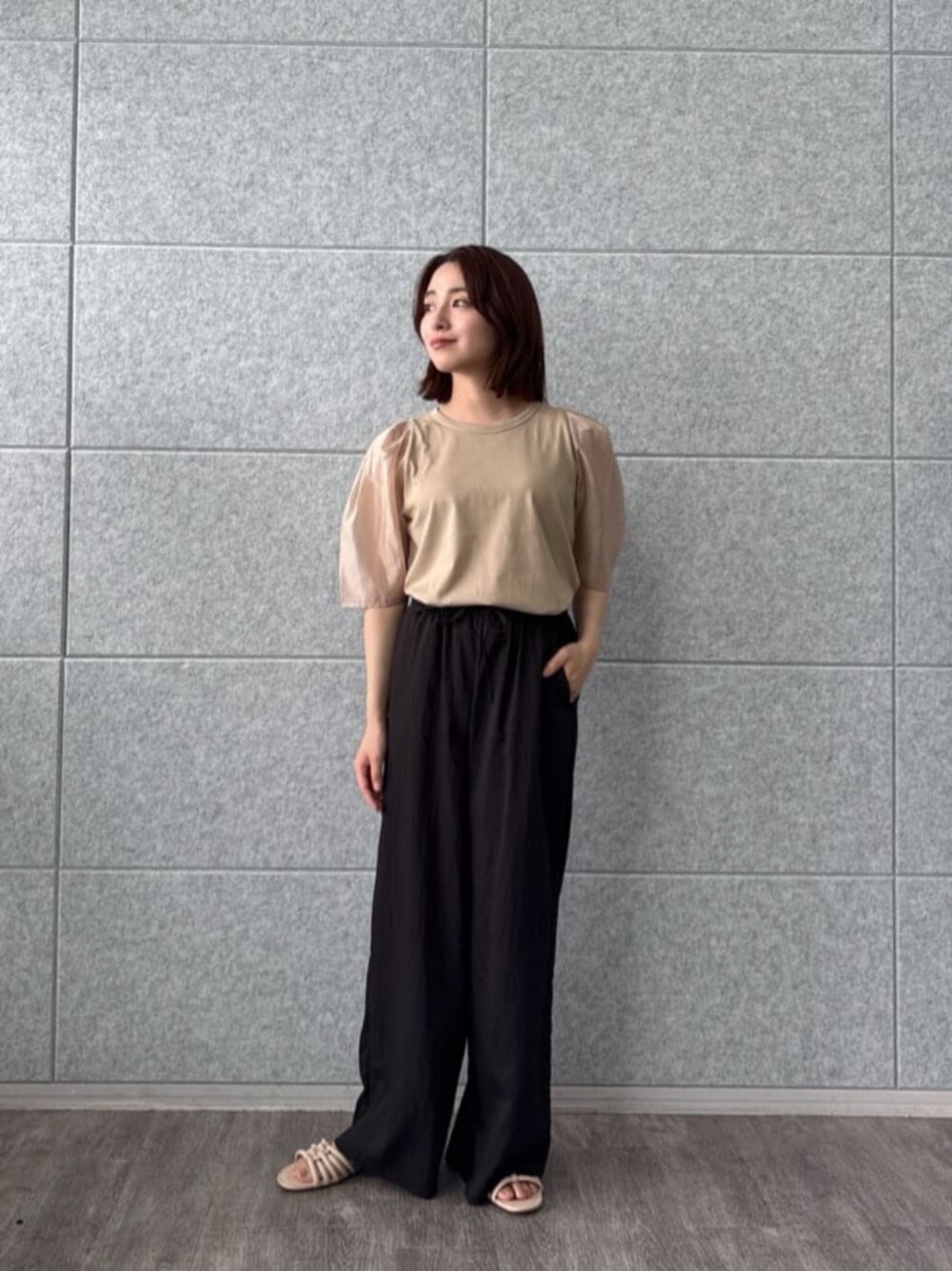 ブラック系のその他パンツ、ベージュ系のTシャツ/カットソーを着用したレディースの夏コーディネートの1枚目の写真