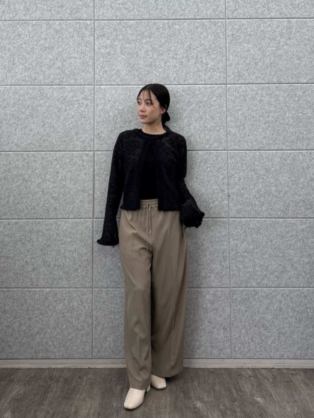 グリーン系のその他パンツ、ブラック系のTシャツ/カットソー、ブラック系のカーディガン/ボレロを着用したレディースの秋コーディネートの1枚目の写真