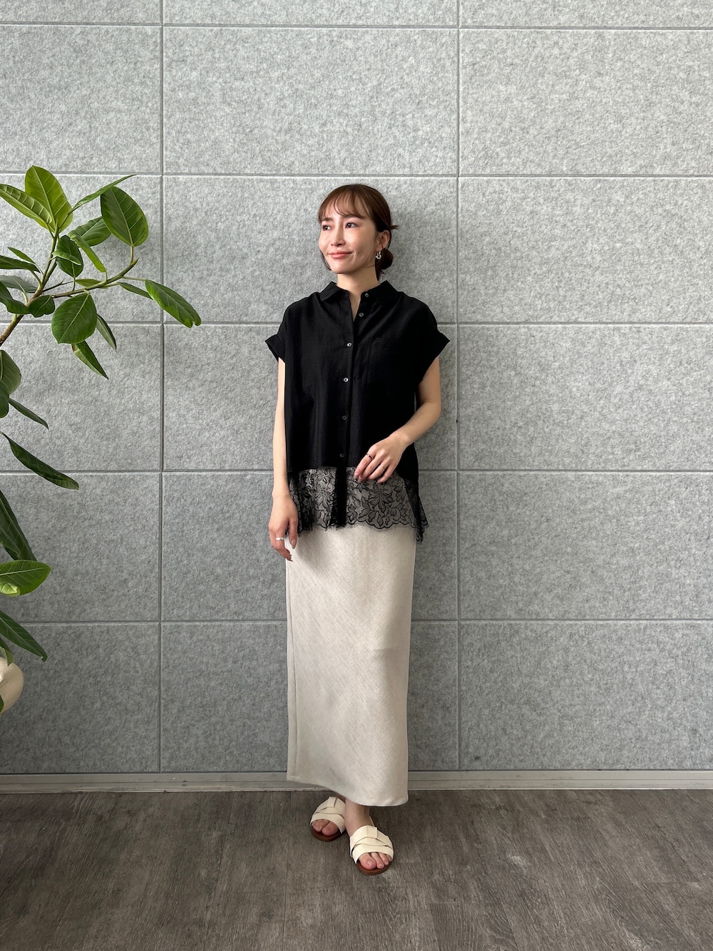 ベージュ系のスカート、グレー系のその他パンツを着用したレディースの春コーディネートの1枚目の写真