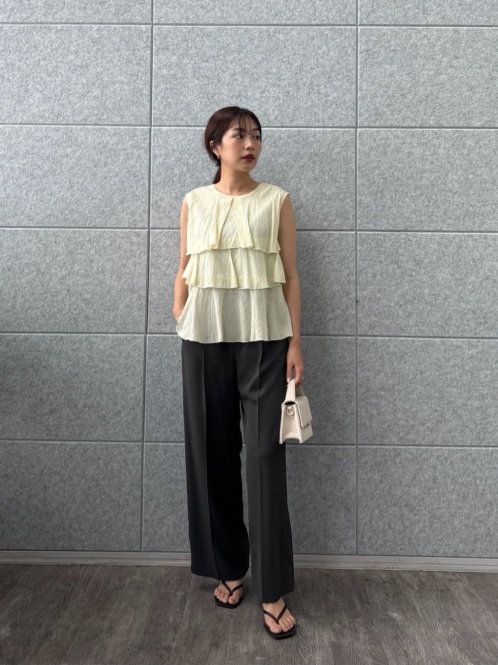イエロー系のシャツ/ブラウス、グレー系のその他パンツを着用したレディースの夏コーディネートの1枚目の写真