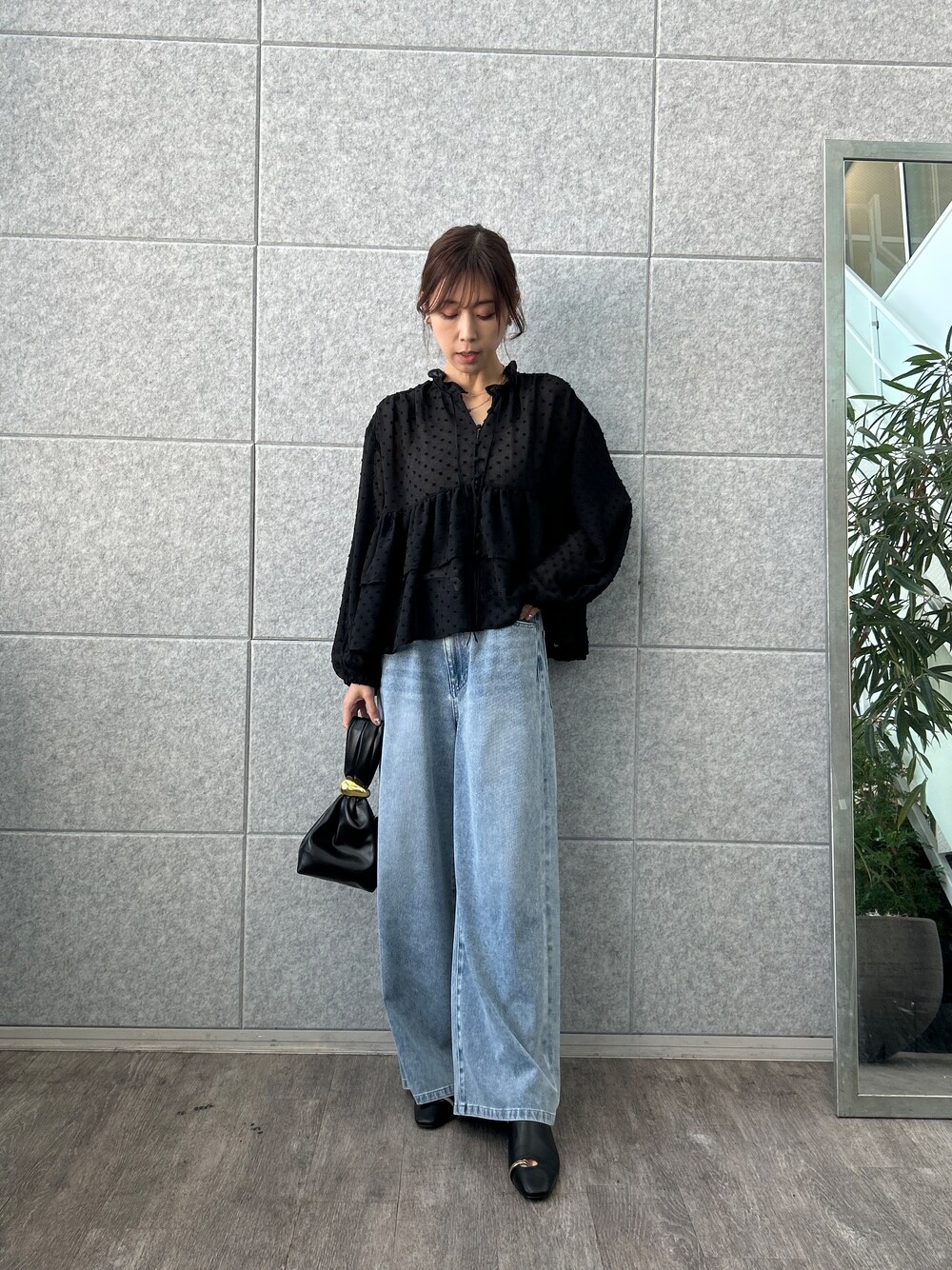 ブラック系のシャツ/ブラウス、ブルー系のデニムパンツを着用したレディースの夏コーディネートの1枚目の写真