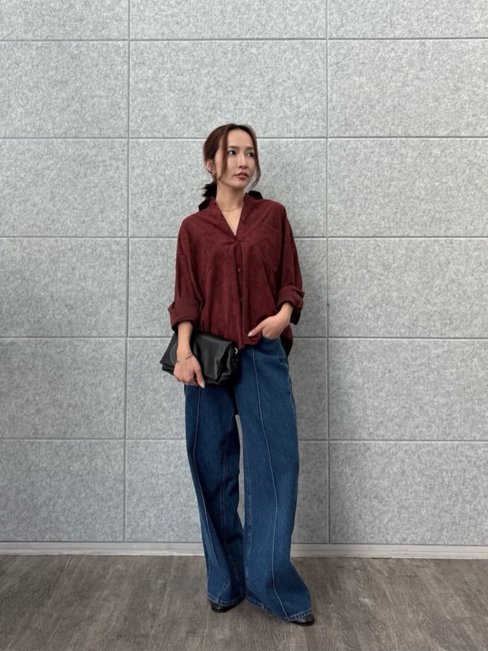 ブルー系のデニムパンツ、レッド系のシャツ/ブラウスを着用したレディースの秋コーディネートの1枚目の写真