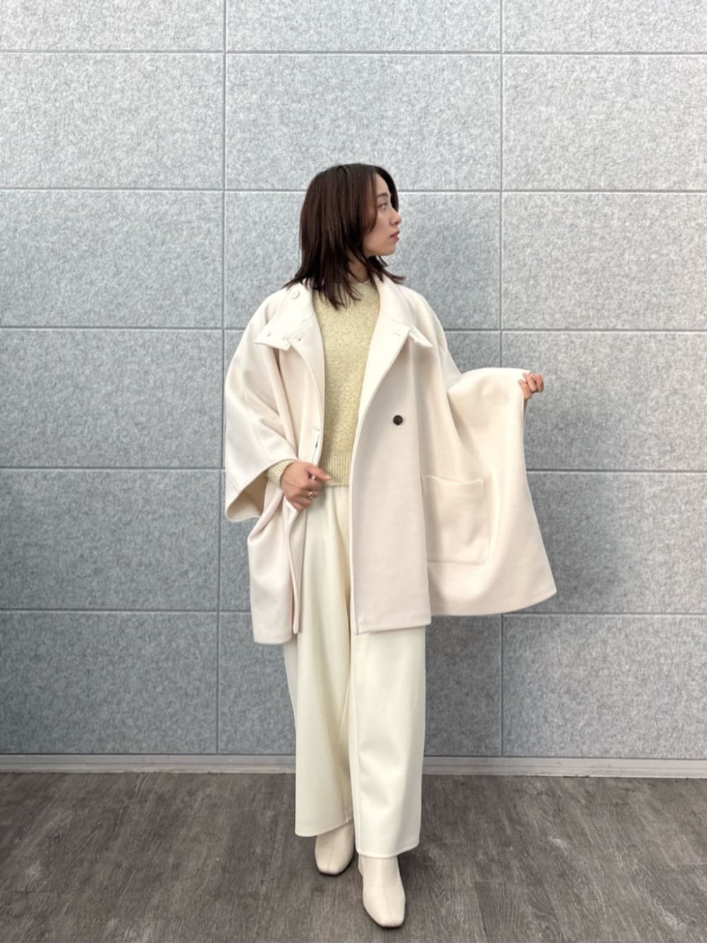 ホワイト系のその他パンツ、ホワイト系のその他アウター、ゴールド系のニット/セーターを着用したレディースの秋コーディネートの1枚目の写真