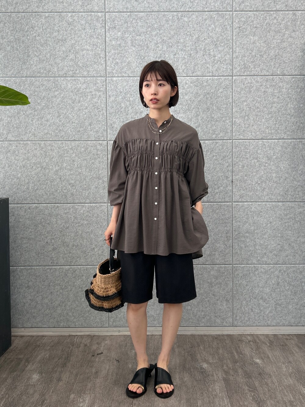 グレー系のシャツ/ブラウス、ブラック系のその他パンツを着用したレディースの夏コーディネートの1枚目の写真