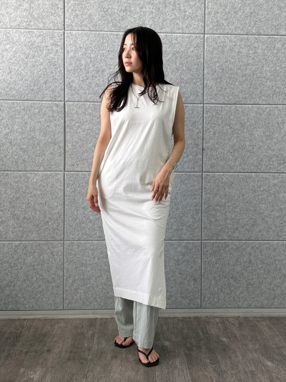 グリーン系のその他パンツ、ホワイト系のワンピースを着用したレディースの春コーディネートの1枚目の写真