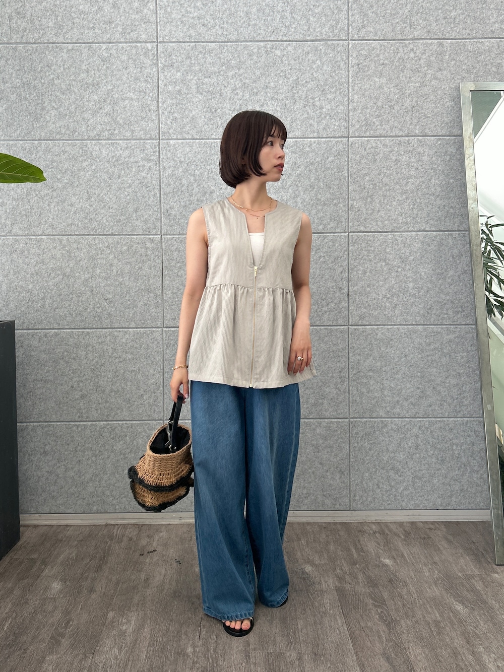 グレー系のシャツ/ブラウス、ブルー系のデニムパンツを着用したレディースの夏コーディネートの1枚目の写真