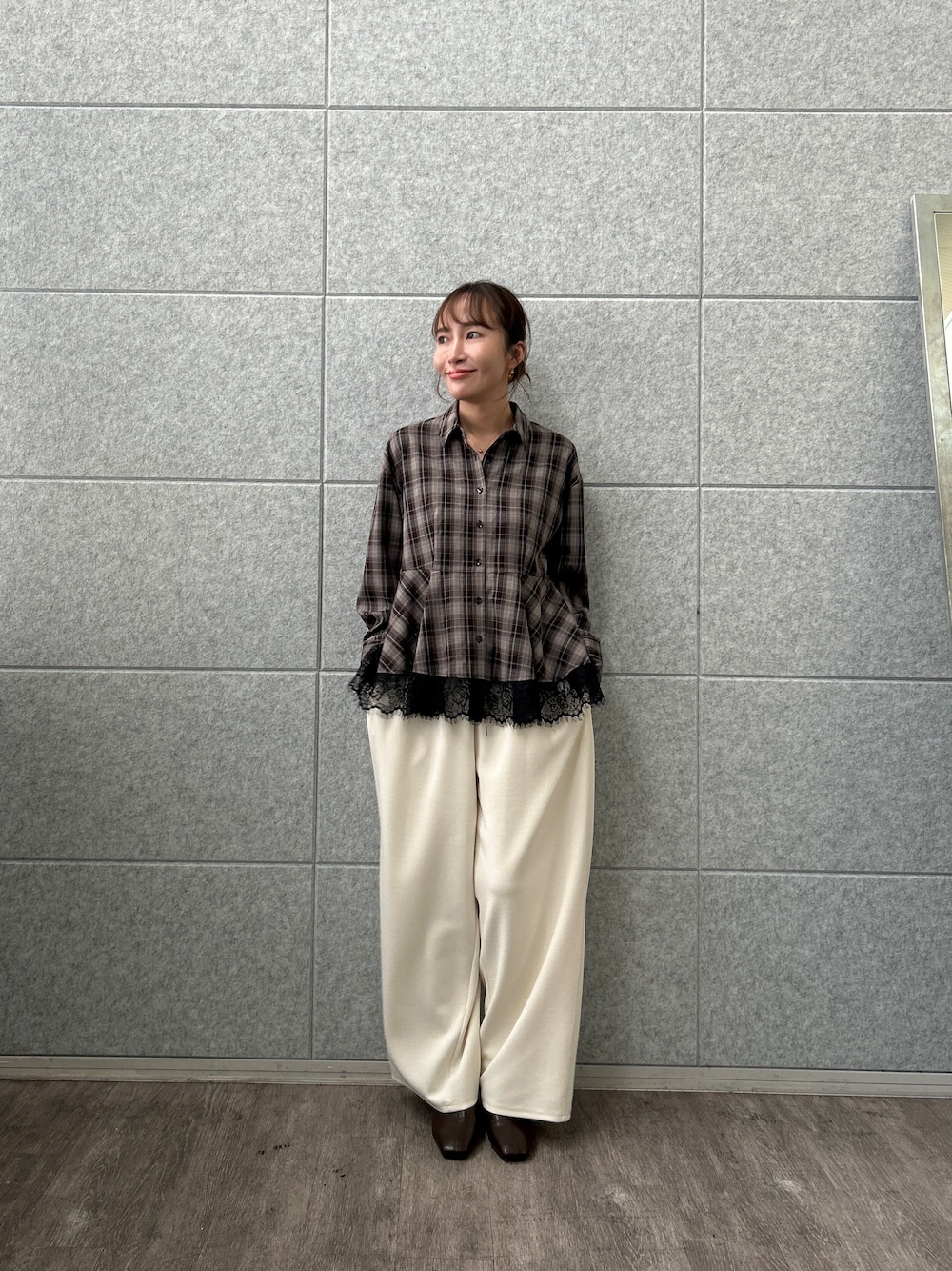 ブラウン系のシャツ/ブラウス、ホワイト系のその他パンツを着用したレディースの秋コーディネートの1枚目の写真