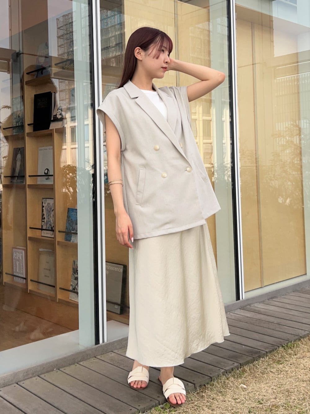 「レイヤードスタイル、淡色コーデ、きれいめカジュアル、休日スタイル、お出かけコーデ、マーメイドスカート、大人女子、ゆるコーデ、スカートスタイル、キレイめ、オトナ女子、ootd、オトナカジュアル」｜「cloencの【手洗い可】サテンフレアスカート（スカート、ベージュ系）」を使った、cloencさん（レディース・164cm）の春コーディネートの1枚目の写真