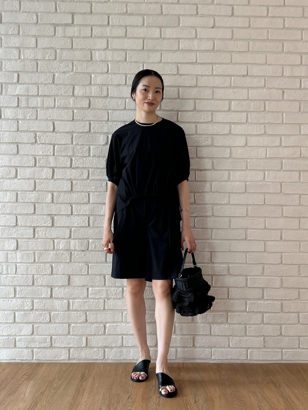 ブラック系のシャツ/ブラウス、ブラック系のその他パンツを着用したレディースの春コーディネートの1枚目の写真