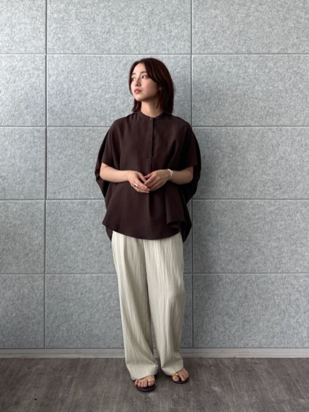 ベージュ系のその他パンツ、ブラウン系のシャツ/ブラウスを着用したレディースの夏コーディネートの1枚目の写真