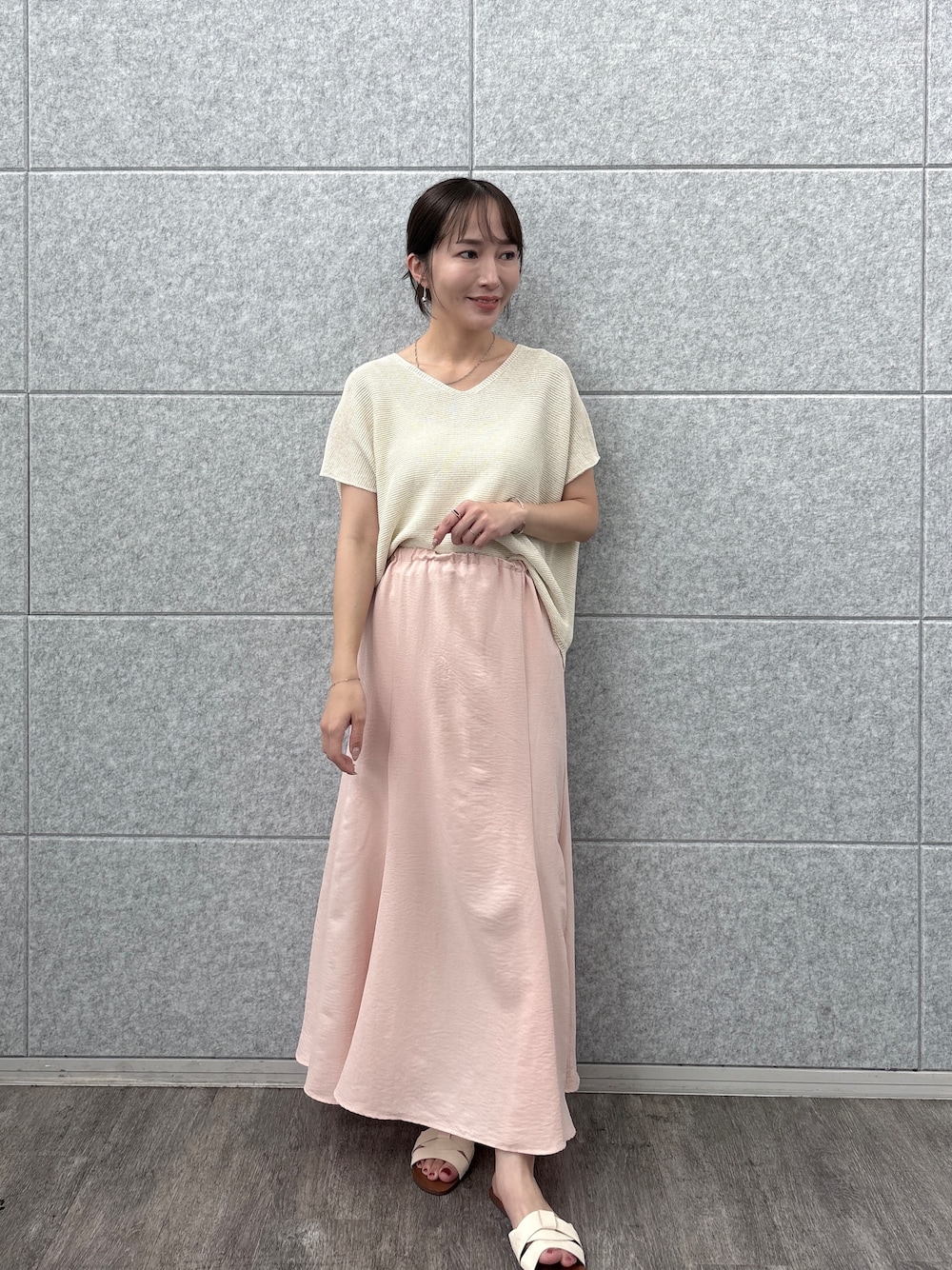 ベージュ系のニット/セーターを着用したレディースの夏コーディネートの1枚目の写真