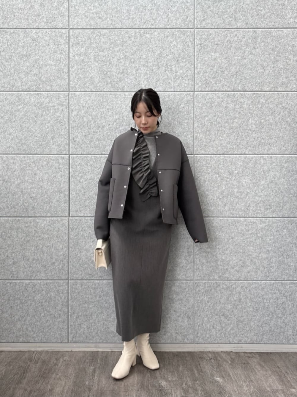 グレー系のニット/セーター、グレー系のワンピース、グレー系のブルゾンを着用したレディースの秋コーディネートの1枚目の写真