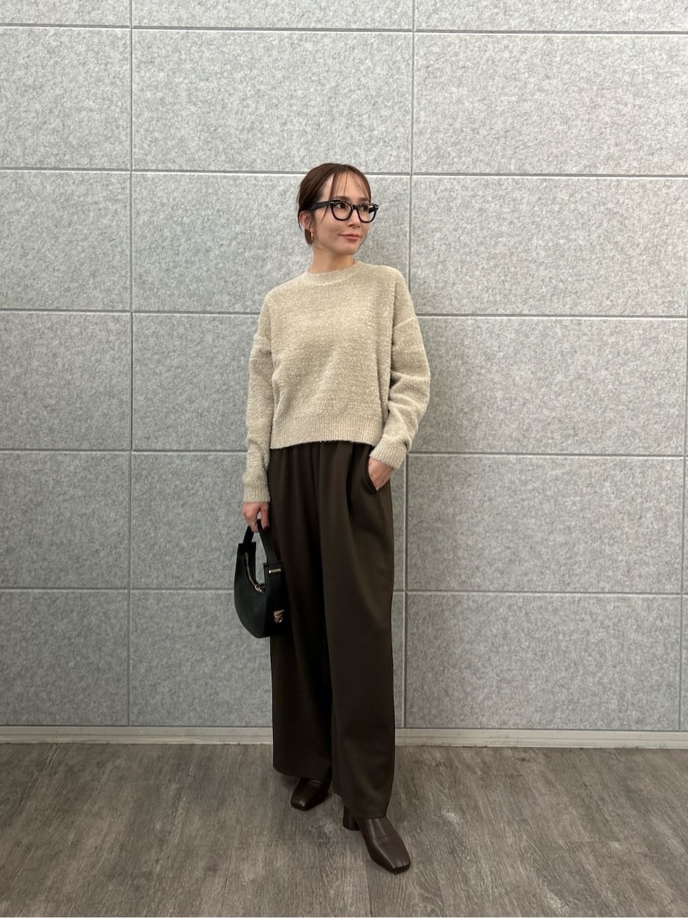 ベージュ系のニット/セーター、ブラウン系のその他パンツを着用したレディースの秋コーディネートの1枚目の写真