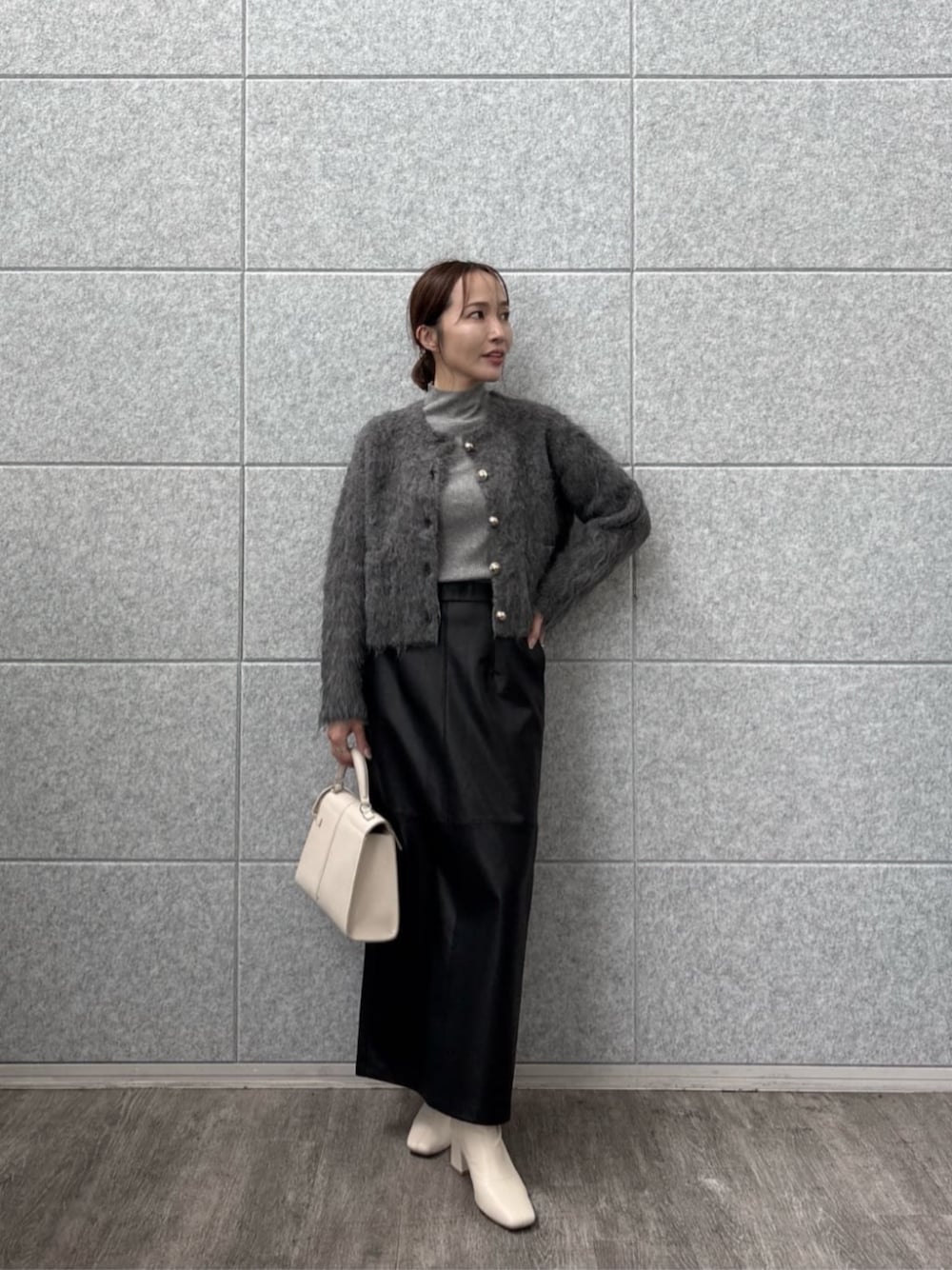 グレー系のカーディガン/ボレロ、グレー系のニット/セーターを着用したレディースの秋コーディネートの1枚目の写真