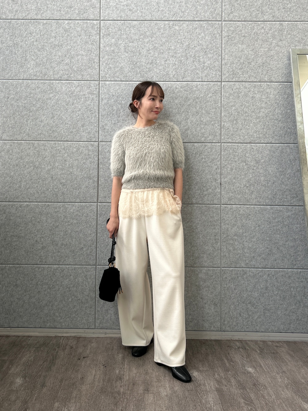 ベージュ系のニット/セーター、ホワイト系のタンクトップ、ホワイト系のその他パンツを着用したレディースの秋コーディネートの1枚目の写真