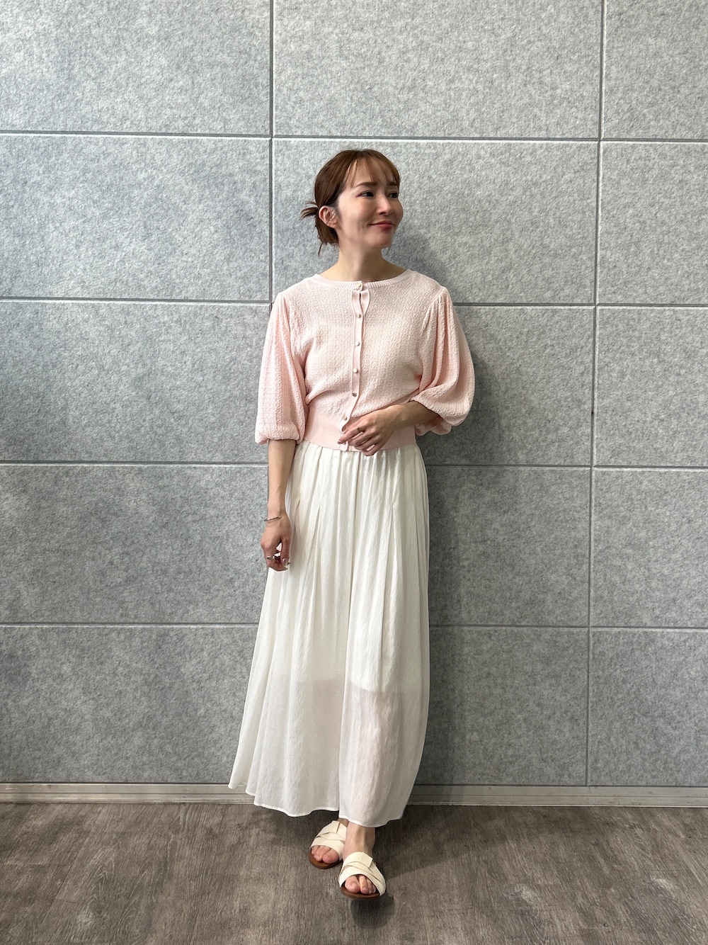 ホワイト系のその他パンツ、ピンク系のカーディガン/ボレロを着用したレディースの春コーディネートの1枚目の写真