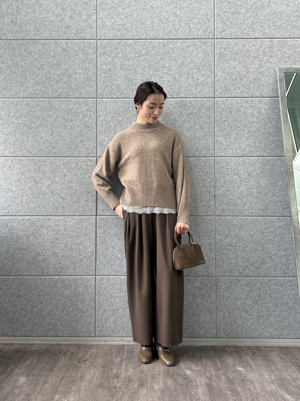 ホワイト系のシャツ/ブラウス、ベージュ系のニット/セーター、ブラウン系のその他パンツを着用したレディースの秋コーディネートの1枚目の写真