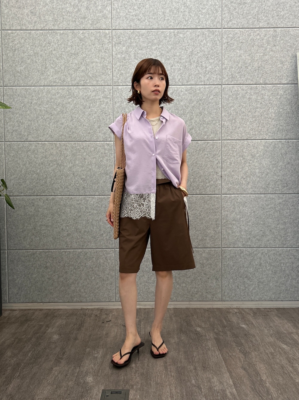 パープル系のシャツ/ブラウス、ブラウン系のその他パンツを着用したレディースの夏コーディネートの1枚目の写真