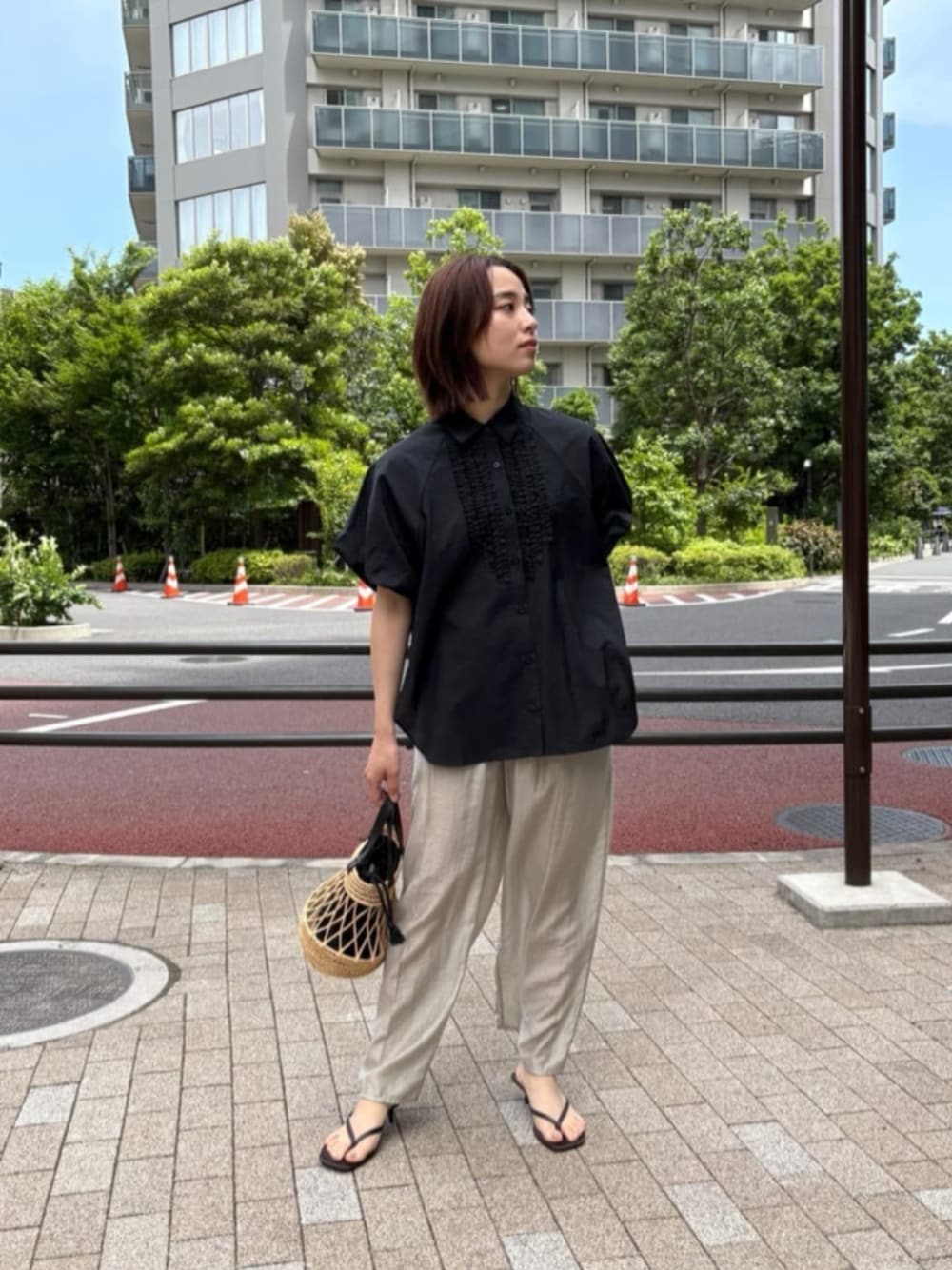 「フリル、半袖シャツ、お出かけコーデ、休日スタイル、おでかけコーデ、オトナカワイイ、きれいめコーディネート、ブラック、シアートップス、ブラックコーデ、フリルブラウス」｜「cloencの【セットアップ／手洗い可】麻混シアータックイージーパンツ（その他パンツ、グリーン系）」を使った、cloencさん（レディース・158cm）の夏コーディネートの1枚目の写真