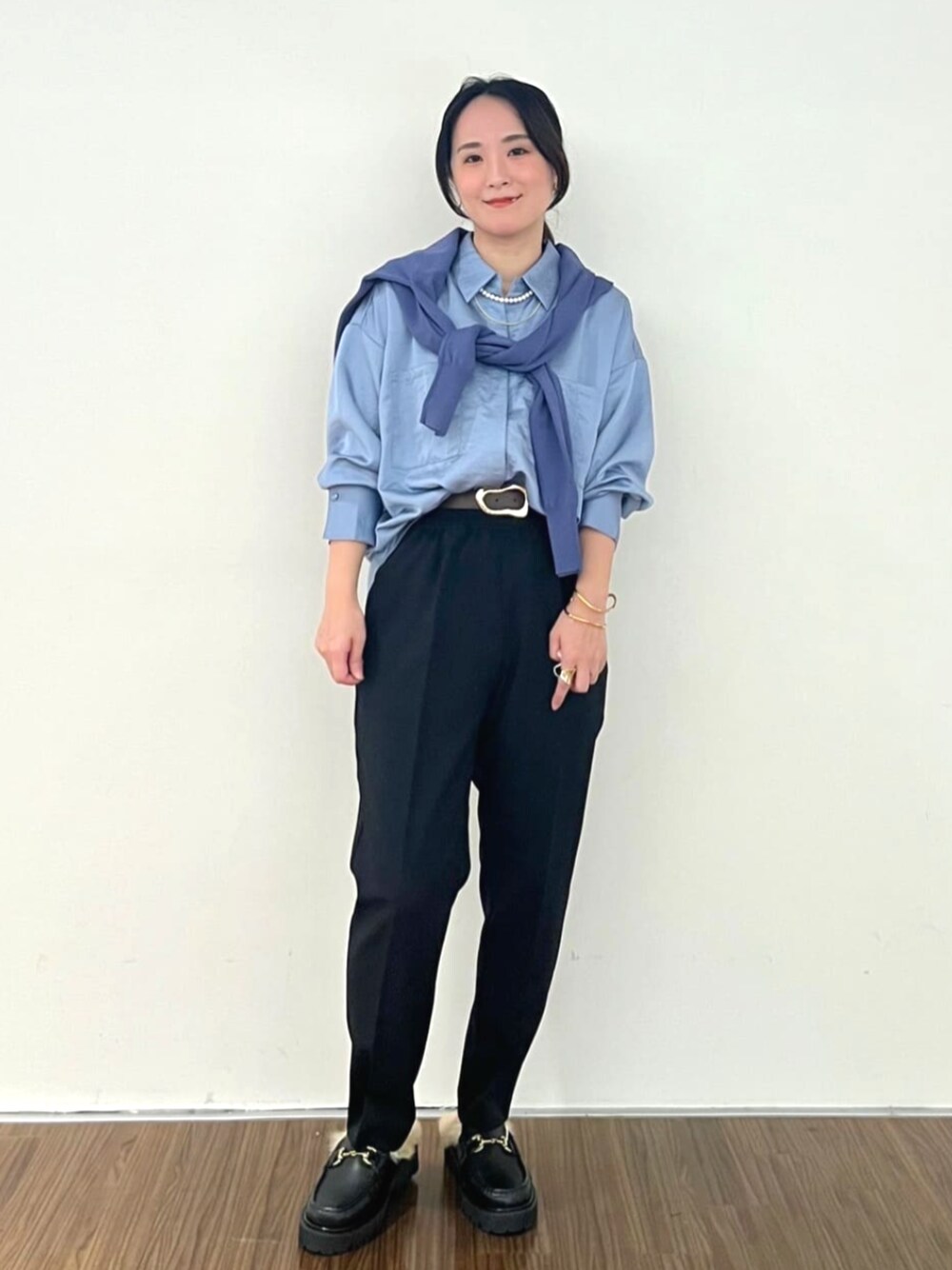 ブルー系のカーディガン/ボレロ、ブルー系のシャツ/ブラウス、ブラック系のその他パンツを着用したレディースの秋コーディネートの1枚目の写真