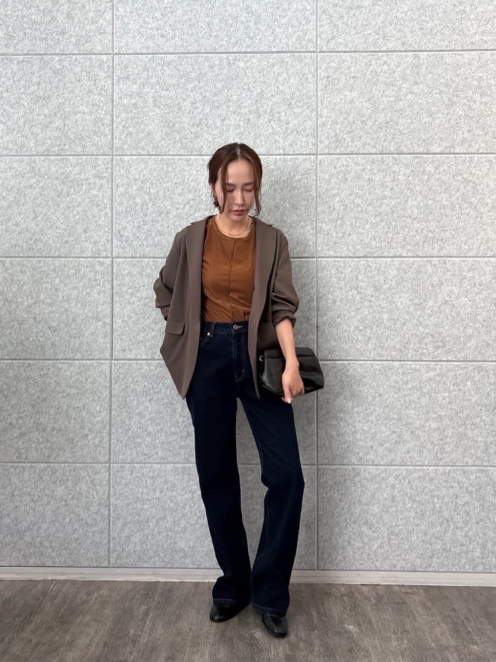 ブラウン系のテーラードジャケット、ブルー系のデニムパンツ、イエロー系のTシャツ/カットソーを着用したレディースの秋コーディネートの1枚目の写真