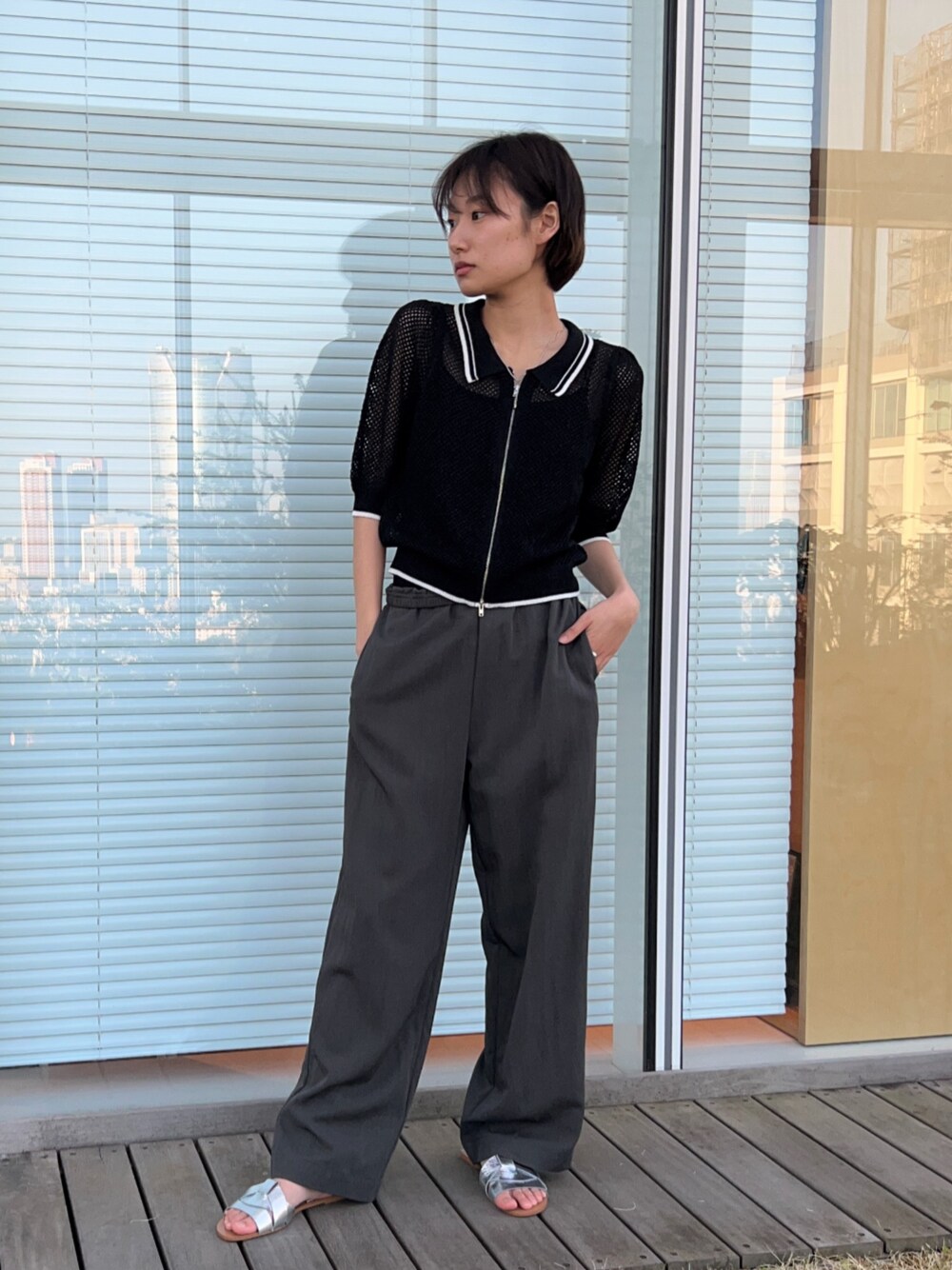 グレー系のその他パンツ、ブラック系のカーディガン/ボレロを着用したレディースの春コーディネートの1枚目の写真