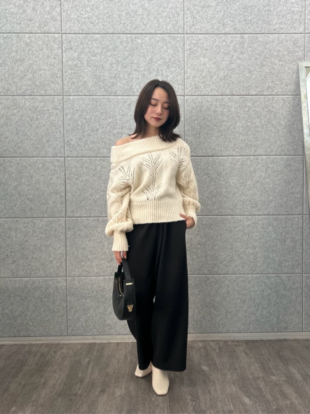 ブラック系のその他パンツ、ホワイト系のニット/セーターを着用したレディースの冬コーディネートの1枚目の写真